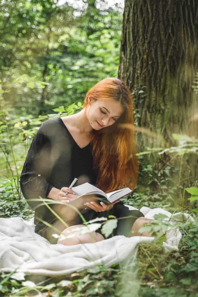 Ein Bild, das Baum, Person, Kleidung, draußen enthält.
Automatisch generierte Beschreibung